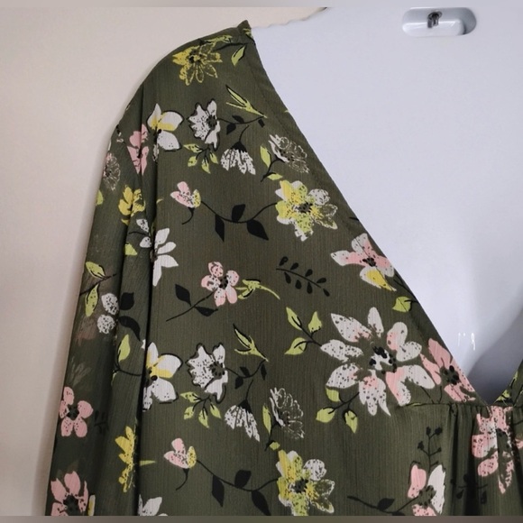 Time and Tru Green Floral V-Neck Blouse Size L (12–14) - Picture 4 of 8